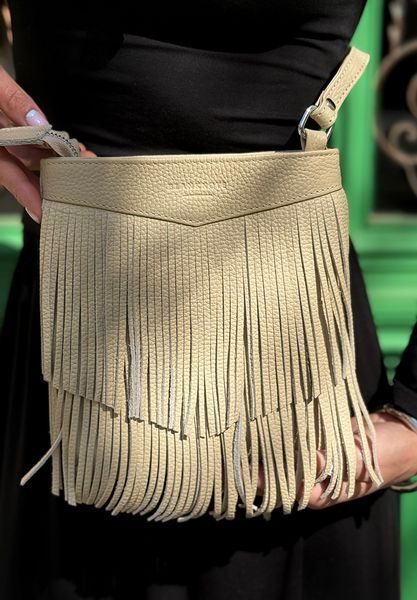 Шкіряна жіноча сумка з бахромою міні-кроссбоді Fleco світло-бежева фото